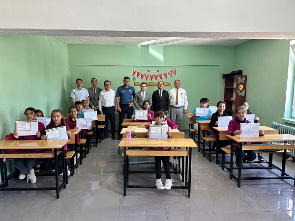 Sayın Kaymakamımız Abdulkadir ZENGİN, Karne Dağıtım Programına Katıldı