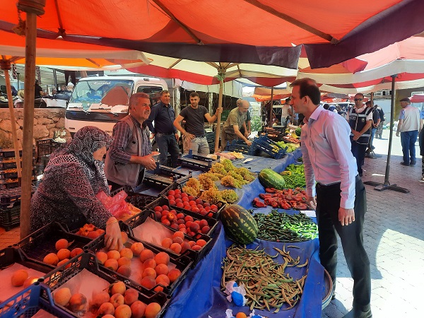 Kaymakamımız Sayın Recep Ali ÇOLAK; pazar yerini ve ilçe esnafını ziyaret etti.