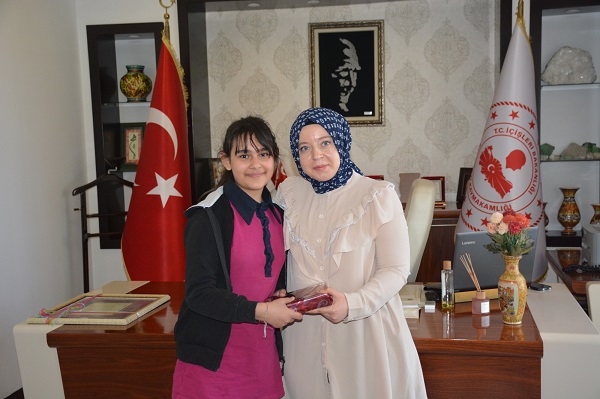 Şehit Muhammed Fatih Safitürk İmam Hatip Ortaokulu öğrencileri, Kaymakamımız Yeşim ALTIN' ı makamında ziyaret etti.